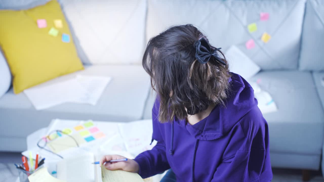 Giovane donna depressa che si sente stressata e confusa
