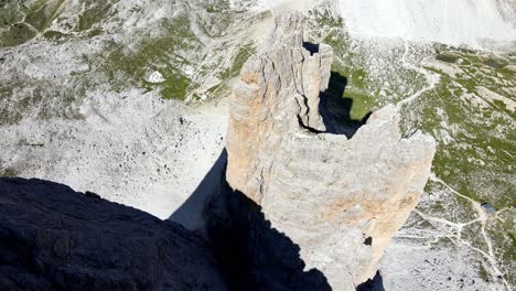 luftaufnahmen der tre cime di lavaredo in den italienischen dolomiten