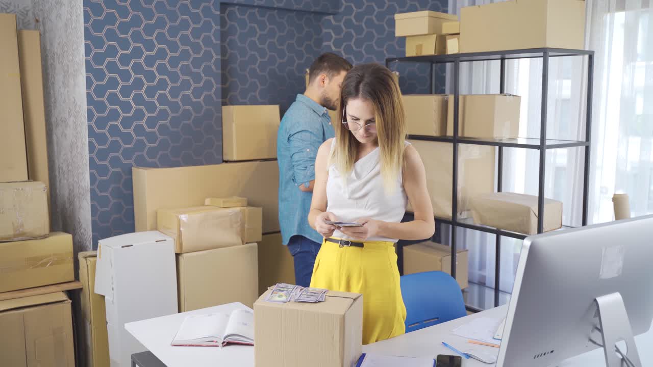 los empresarios que ganan dinero hacen ventas y marketing en línea.