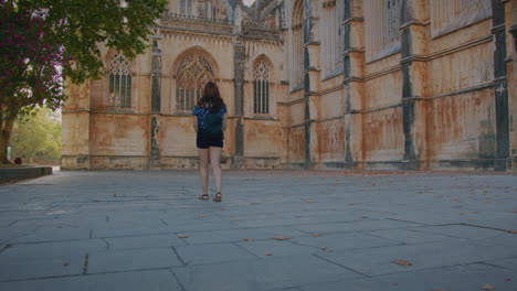 Monasterio-De-Batalha-Niña-Camina-Por-El-Exterior-Del-Monasterio-Tiro-De-Cardán-Tiro-Lejano