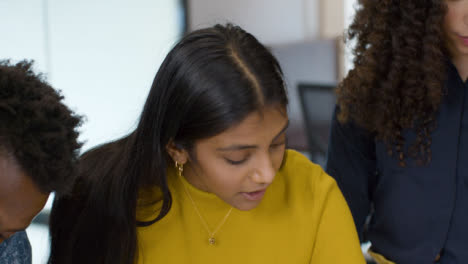 Close-Up-Of-Businesswoman-Talking-With-Group-Of-Colleagues-In-Office