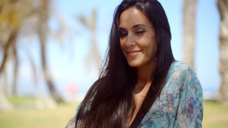 feliz mujer de cabello largo en la playa