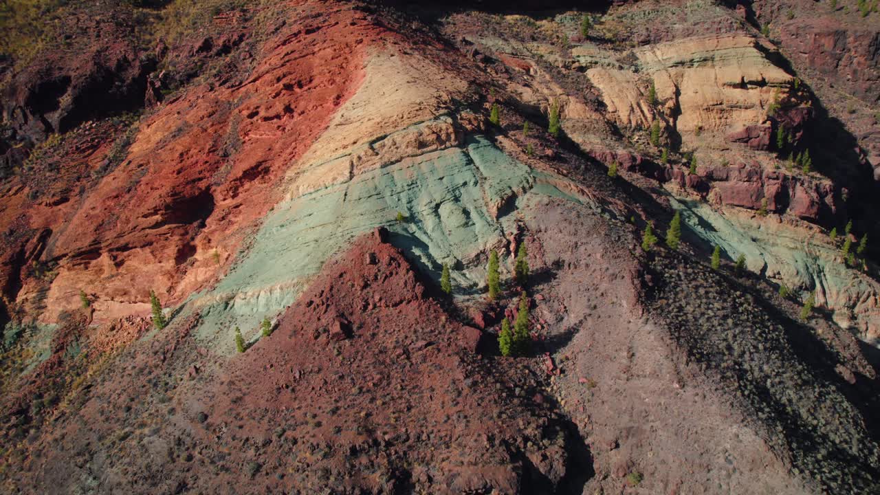 Toma aérea de los acantilados erosionados Los Azulejos de Veneguera en las Islas Canarias