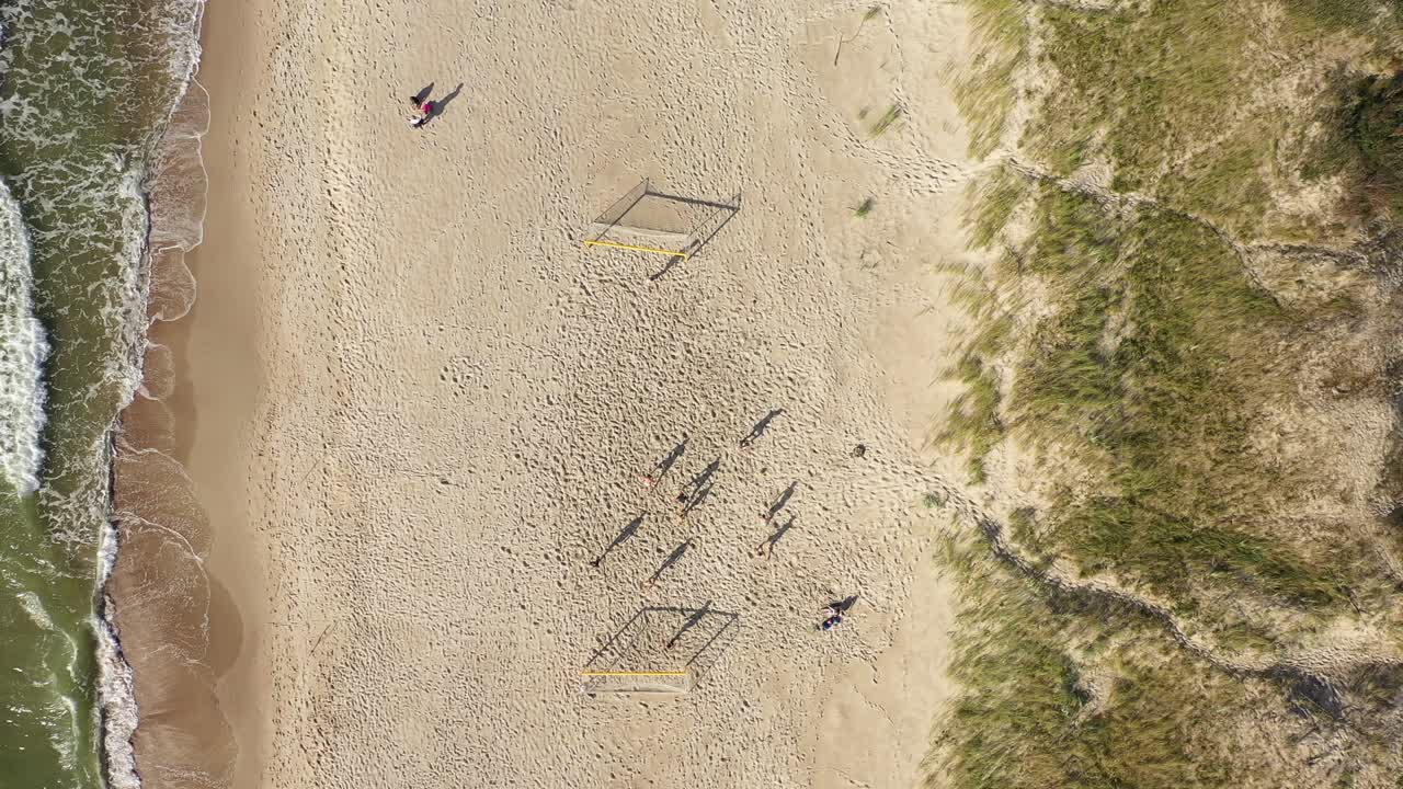 공중:젊은이들은 여름에 해변에서 축구를 한다