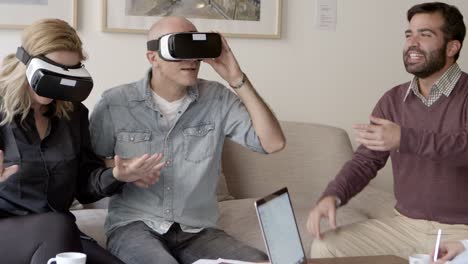 personas maduras agitadas que experimentan gafas vr