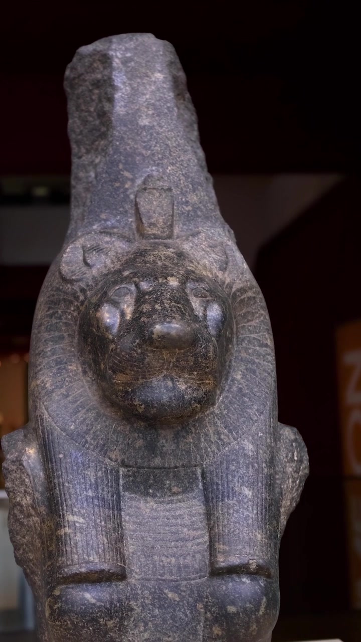 Statua di Sekhmet esposta in un museo di Edimburgo