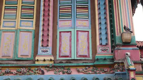 Bunte-Fensterläden-Und-Architektur-Auf-Tan-Teng-Niah,-Einem-Alten-Traditionellen-Chinesischen-Handelshaus-Im-Viertel-Little-India-In-Der-Innenstadt-Von-Singapur-In-Asien