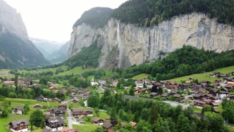 Elegancia-Alpina:-Un-Viaje-Cinematográfico-Por-Lauterbrunnen,-Suiza.