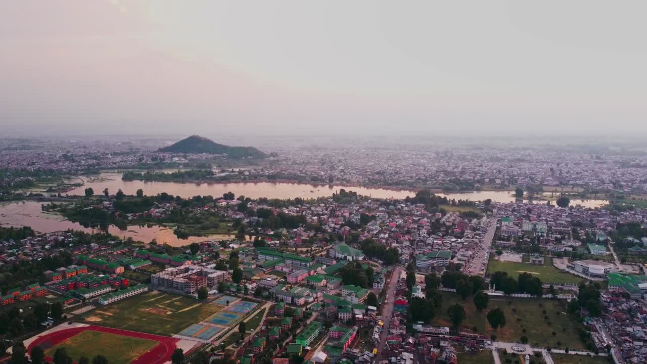 vista aérea de la ciudad cerca de dargah con el fuerte hariparbat y el lago nigeen en el fondo