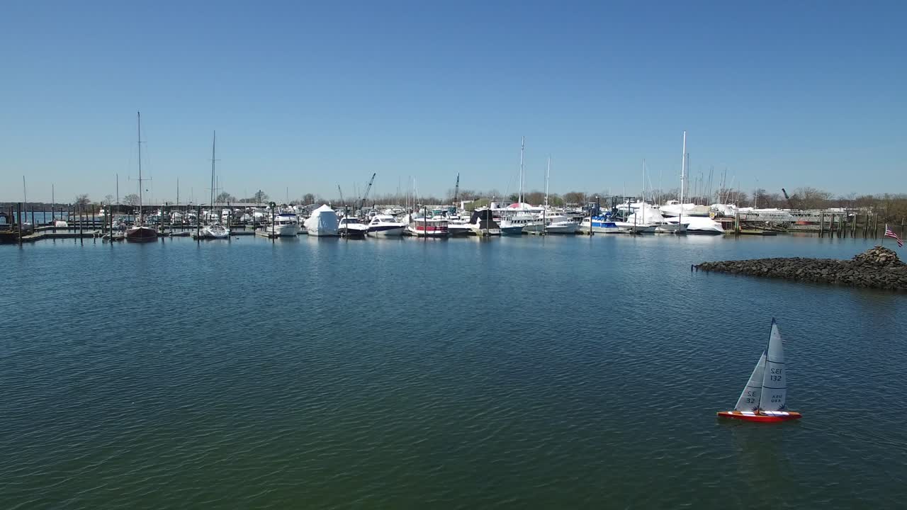 호수에서 경주하는 장난감 보트의 공중