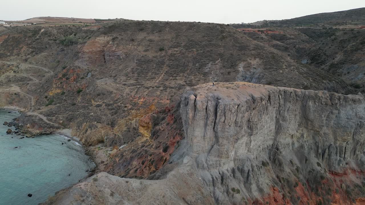 прекрасный вид с средиземного моря в воздухе видит огромную скалу и горы и леса на горизонте во время облачного серого дня