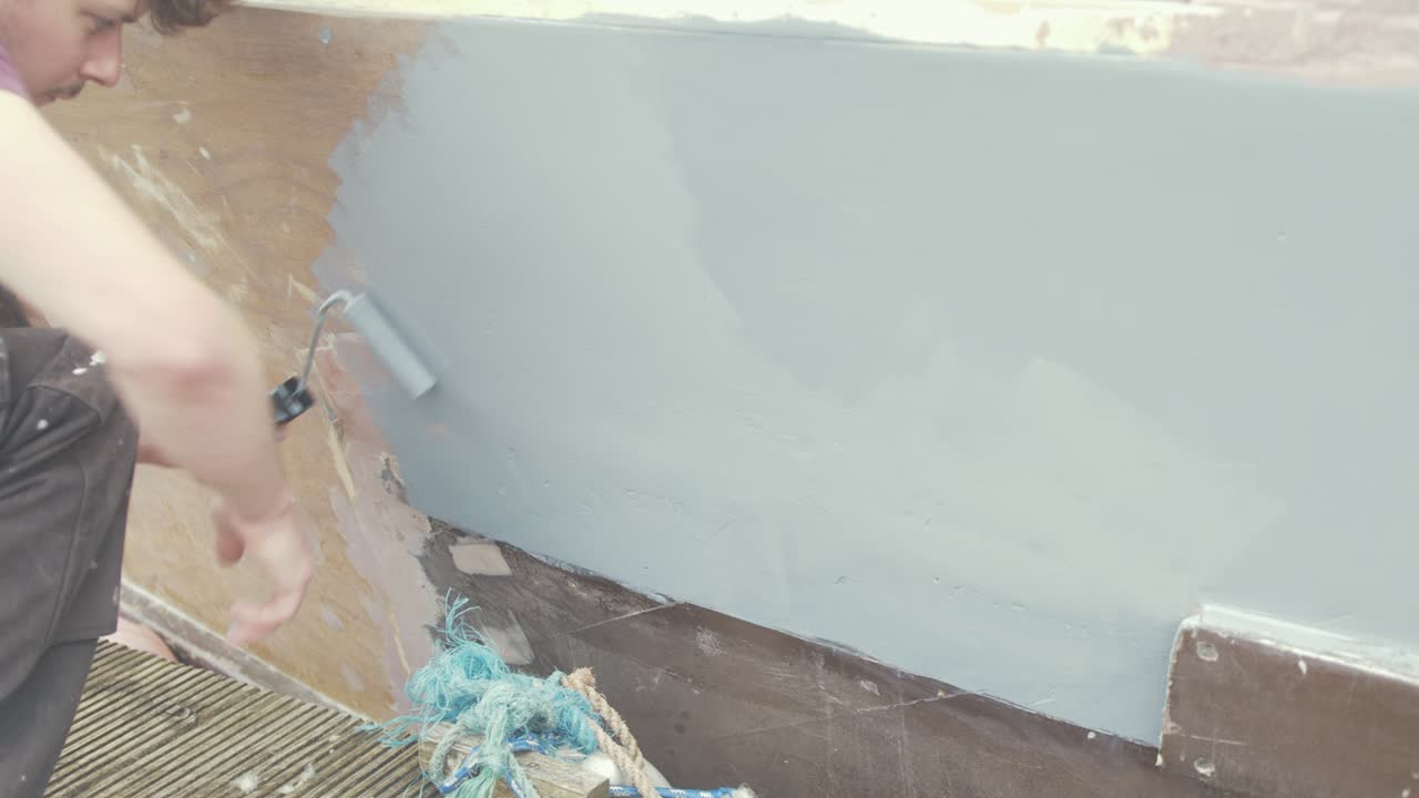 나무 배  ⁇ 체에 굴러가는 회색 프라이머