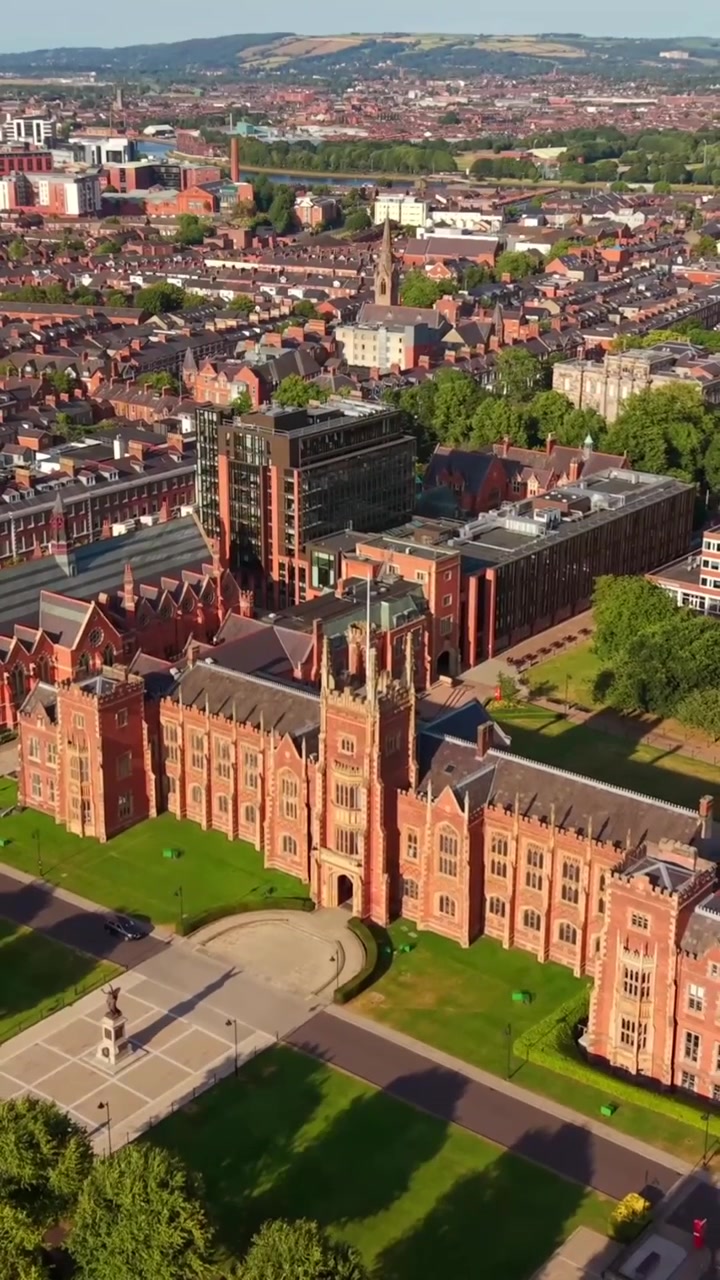 Stigende 60FPS vertikal luftvideo i sosialt format av Queen's University Belfast, Nord-Irland i Storbritannia. Produsert en sommerkveld i 1080x1920 og med Rec709-farge.