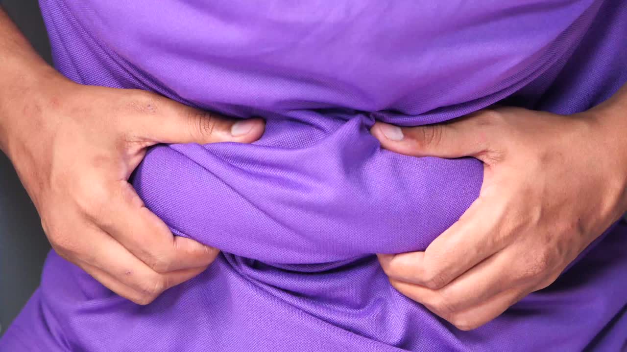 primer plano de una persona con un vientre grande