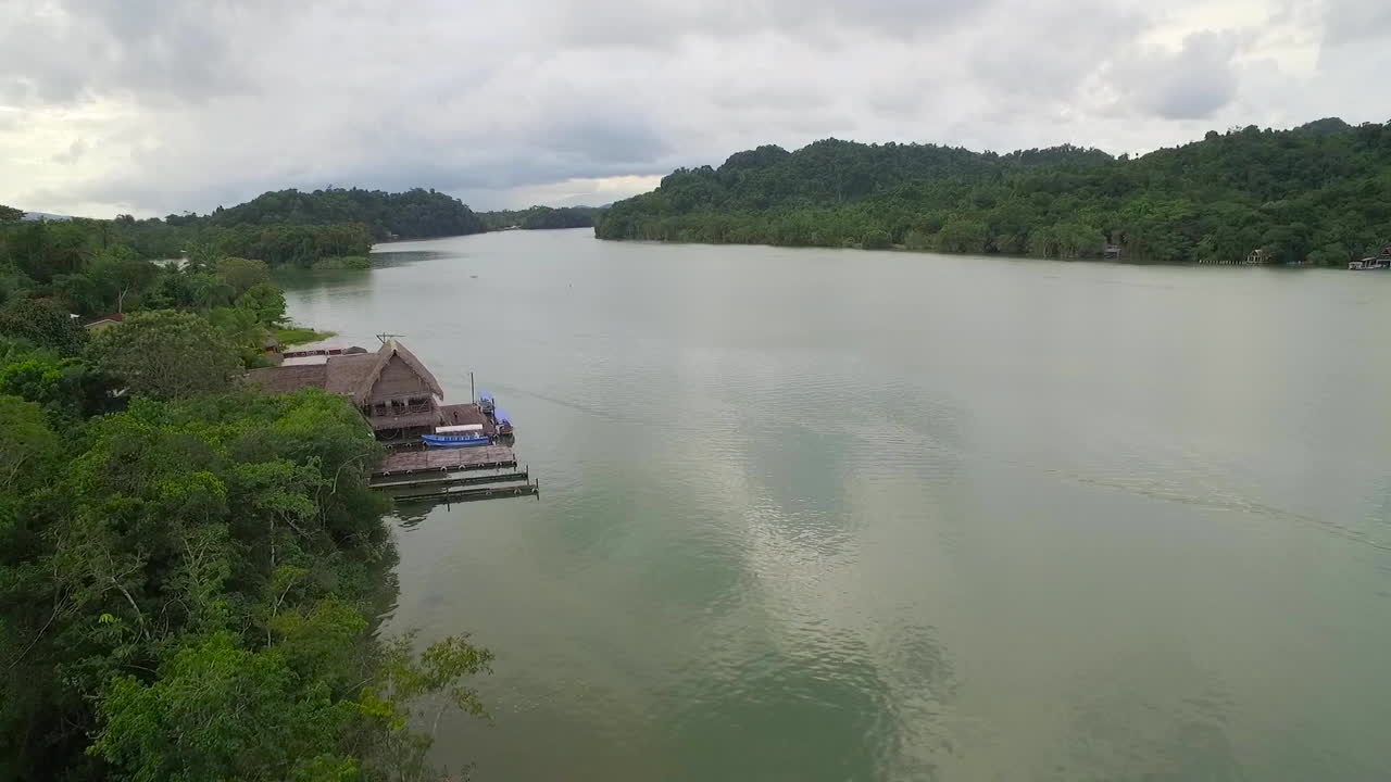 과테말라 6의 리오 둘세 강에 있는 작은 마을 위의 공중