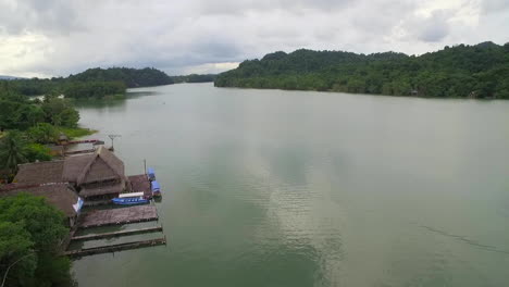 Eine-Antenne-über-Einem-Kleinen-Dorf-Am-Rio-Dulce-River-In-Guatemala-6