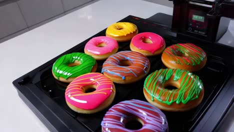 rosquillas vidriadas coloridas en una máquina de impresión de alimentos
