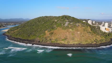 Malerische-Landschaft-Des-Burleigh-heads-nationalparks---Küstenberg-Gegen-Blauen-Himmel---Goldküste,-Queensland,-Australien