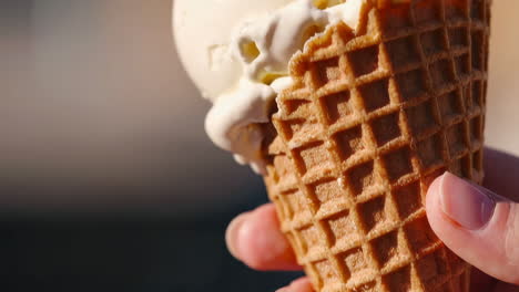 helado de vainilla en cono de waffle
