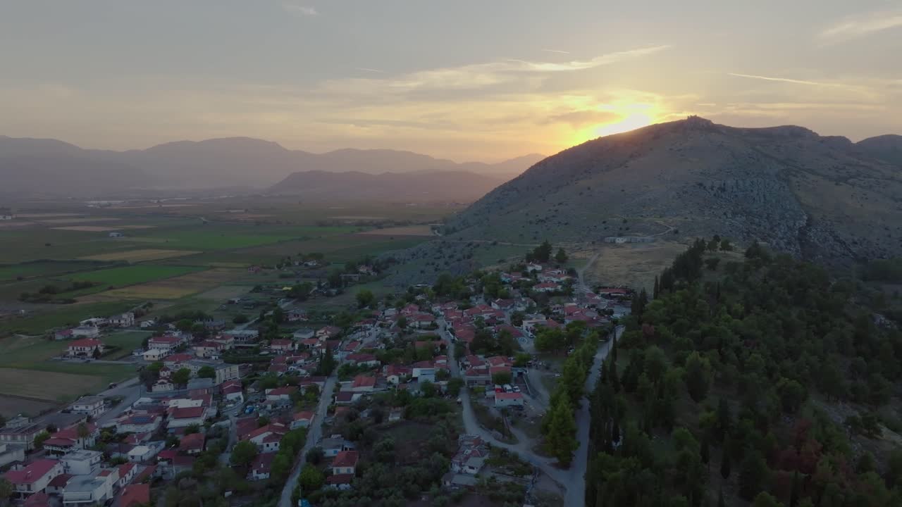 Scatto panoramico del villaggio di Orcomeno in Grecia al tramonto