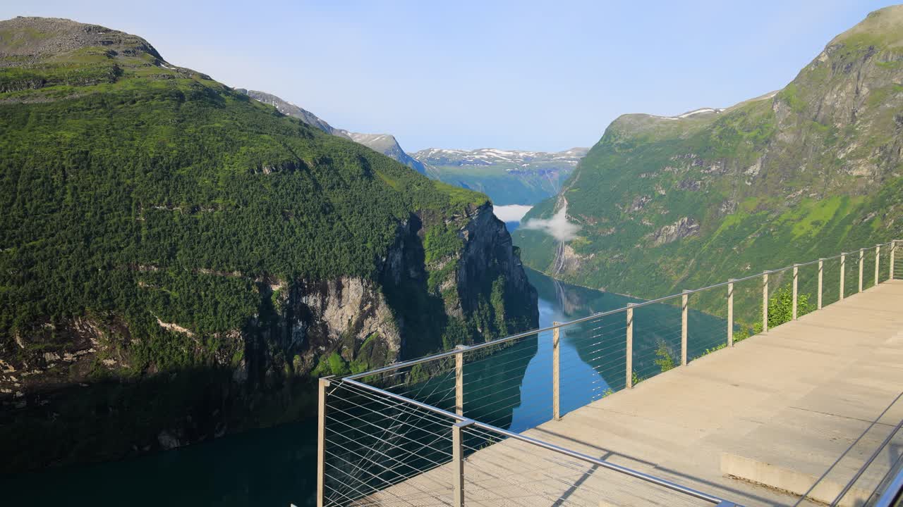 geiranger fiordo plataforma de observación, vista de la cascada de las siete hermanas. hermosa naturaleza paisaje natural de noruega.