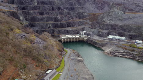 una vista aérea de la cantera dinorwic y la central eléctrica en un día nublado