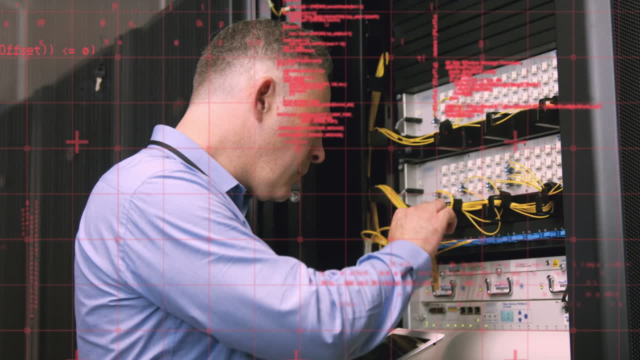 animación del procesamiento de datos sobre el hombre caucásico en la sala de servidores
