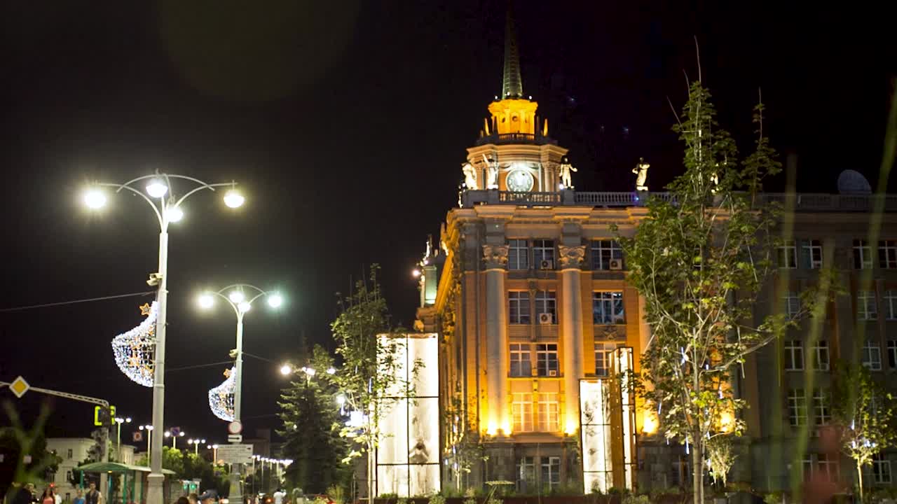 조명 된 건물 과 함께 야간 도시 풍경