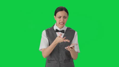 mujer india camarera gritando en la pantalla verde de los clientes