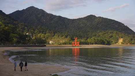 Sonnenaufgang-über-Der-Insel-Miyajima,-Friedliche-Morgenszene-In-Hiroshima