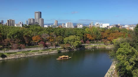 Golden-Wasen-Navegando-A-Lo-Largo-Del-Río-En-El-Jardín-Nishinomaru