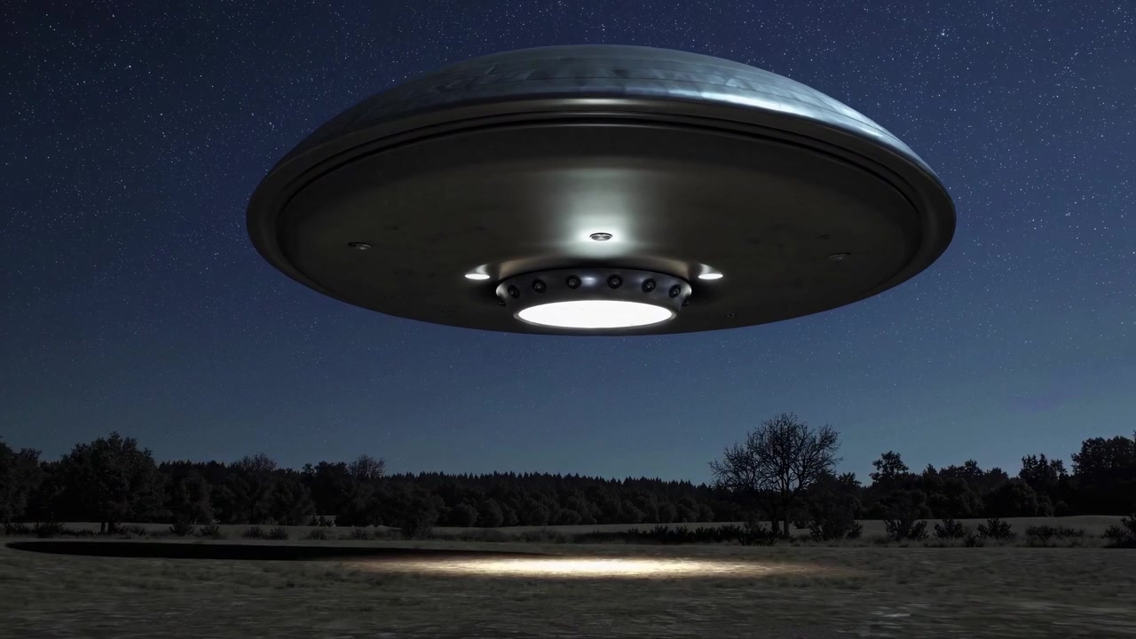 Disco volante UFO che scende con un raggio di luce di notte