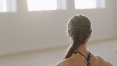 hermosa mujer de yoga ejercitando un estilo de vida saludable practicando pose de gran ángulo sentado de lado disfrutando del entrenamiento en el estudio de entrenamiento ejercicio de respiración consciente