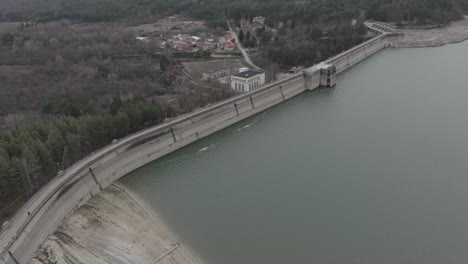 Toma-De-Drone-De-Una-Presa-Y-Parte-De-Un-Río.