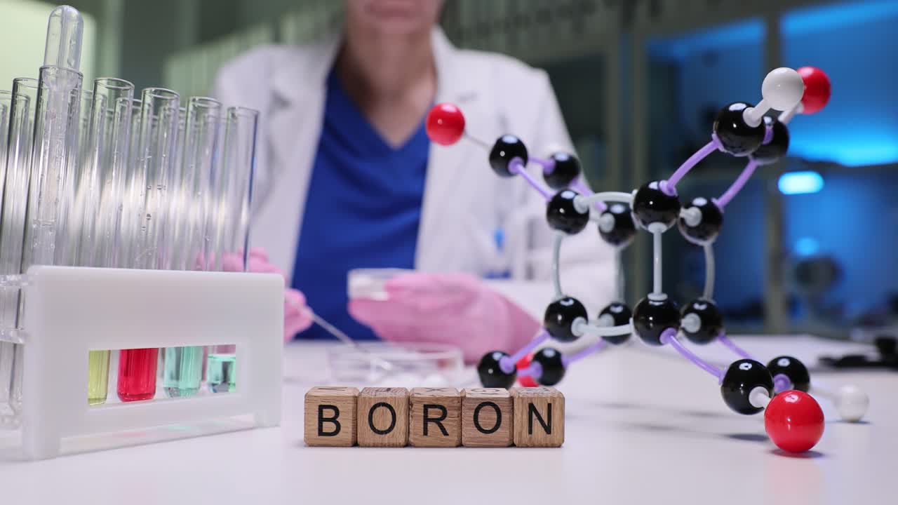 Technik laboratoryjny dokładnie bada teksturę drobnego proszku.