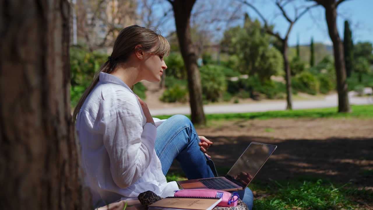 공원에서 노트북을 쓰고 있는 여자