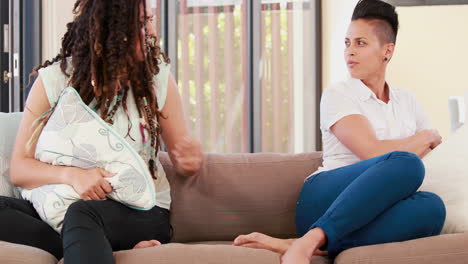 una pareja de lesbianas tristes en el sofá.