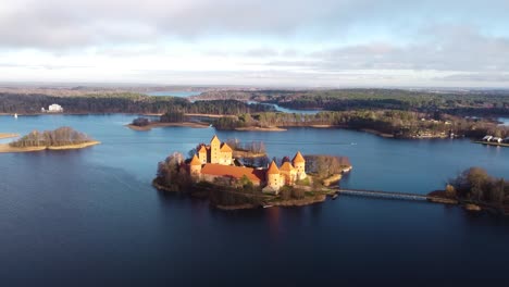 Trakai-castle-medieval-gothic-Island-castle,-located-in-the-Galve-lake