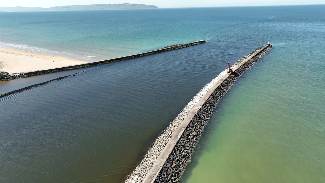 La famosa desembocadura donde el río Bann se une al mar en la costa norte de Irlanda del Norte.