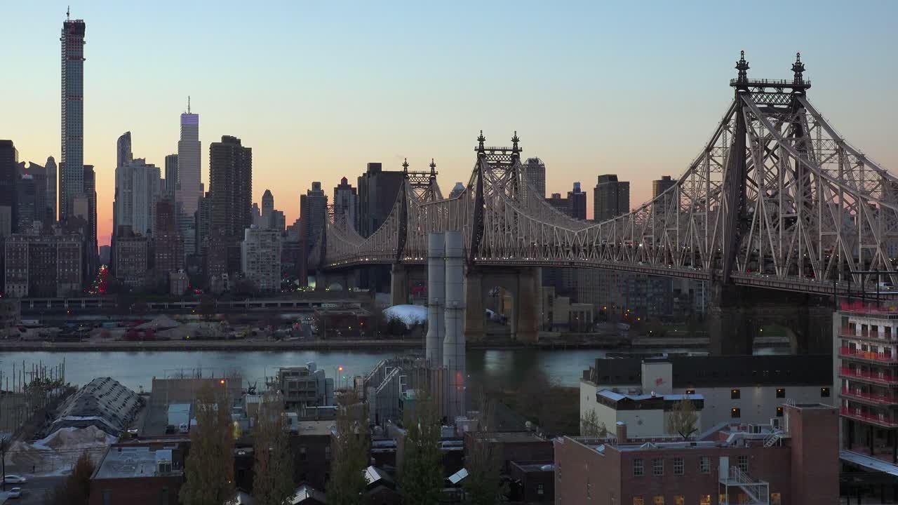 queensboro bridge와 queens foregroun at해질녘에 맨하탄 뉴욕 스카이라인의 아름다운 샷