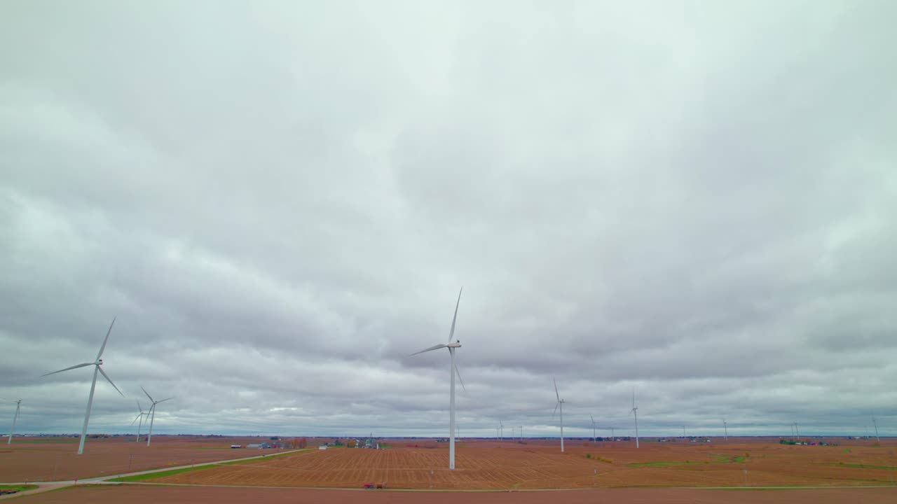 구름이 가득한 하늘 아래의 풍력 터빈 클러스터 (iowa의 광활한 농경지)