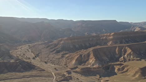 Imágenes-Aéreas-De-Montañas-Y-Cañones-En-El-Desierto-De-Negev-En-El-Sur-De-Israel