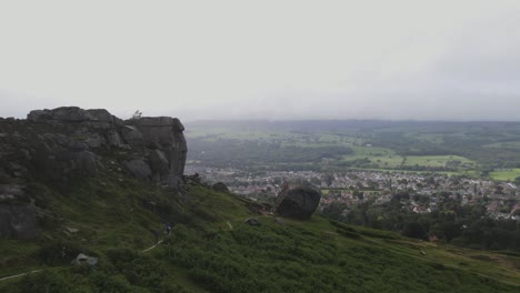 Dron-Disparado-Por-La-Vaca-Y-El-Ternero-En-Ilkley-Moor,-Yorkshire