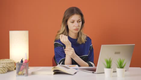 The-wrist-of-the-young-woman-using-a-laptop-hurts.