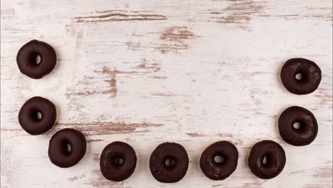 detenga el movimiento de las rosquillas que corren a través de la mesa y se convierten en una sonrisa