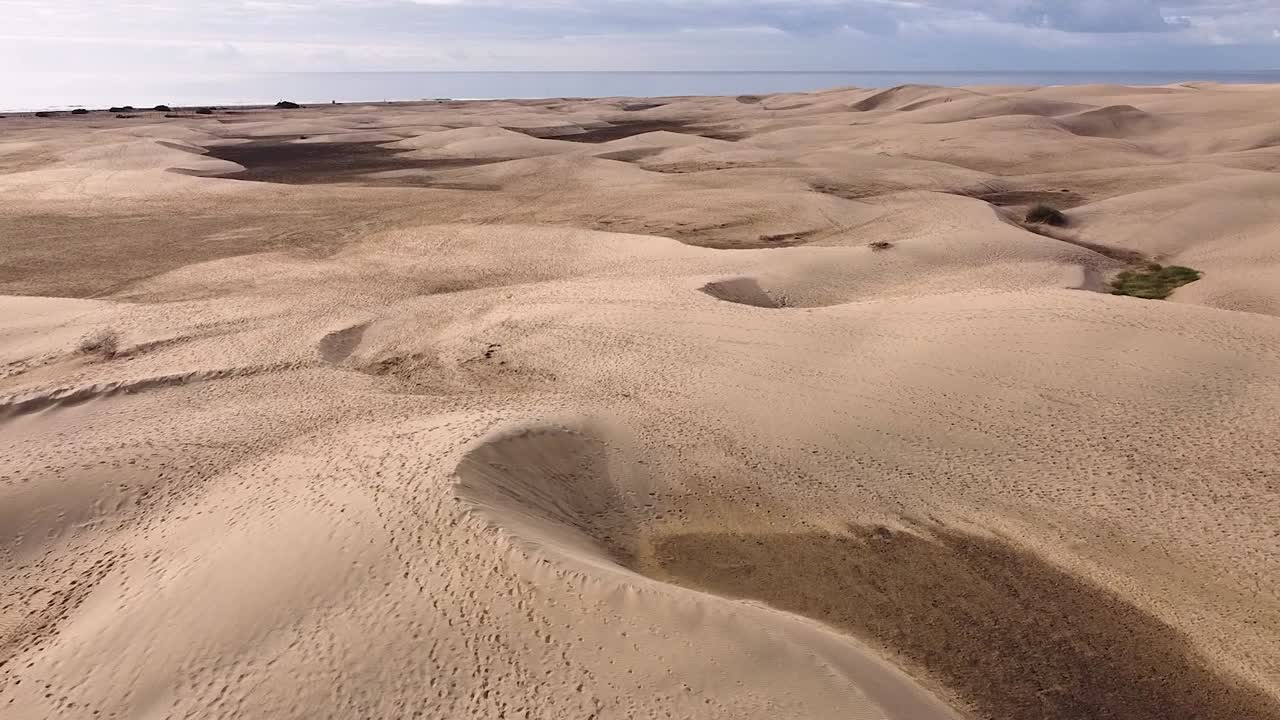 desierto de dunas de arena contra el paisaje marino en maspalomas gran canaria desiertos cerca de la costa