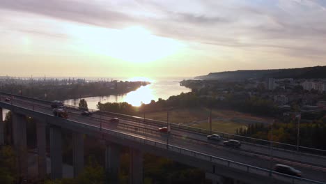 Amanecer-Escénico-Junto-Al-Puente-Asparuhov-En-Varna,-Bulgaria-Con-Reflejo-En-El-Agua-Del-Lago-Varna---Antena