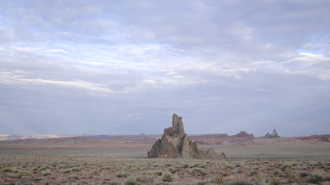 카옌타 애리조나 근처의 나바호 인디언 보호구역에 있는 교회 바위와 빗 능선을 지나는 구름의 시간 경과