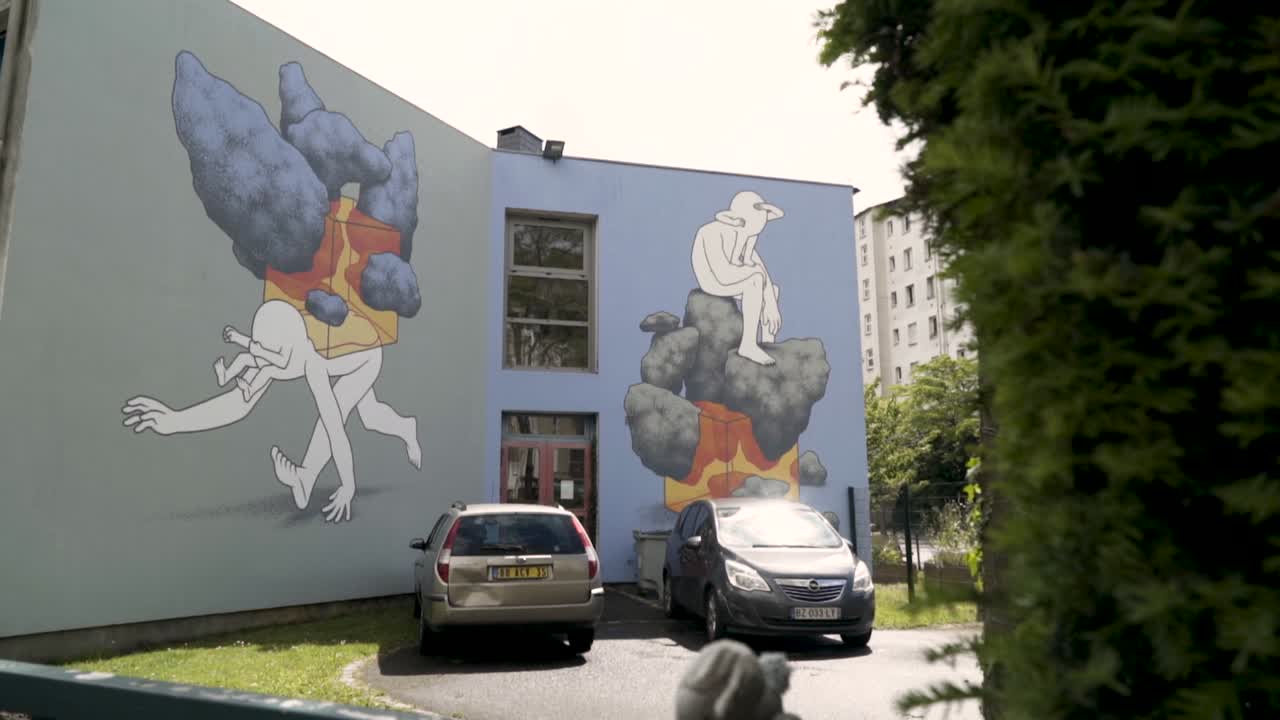 mural colorido en el exterior del edificio