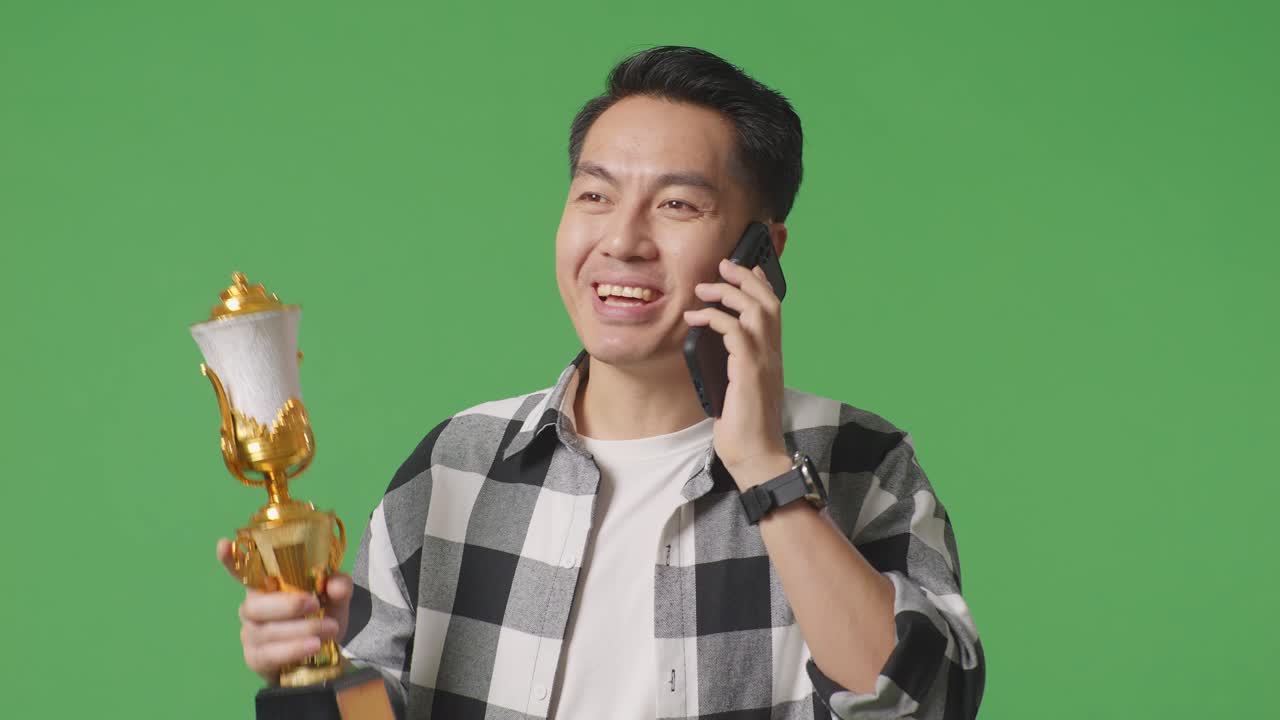 행복한 승자는 전화 통화에서